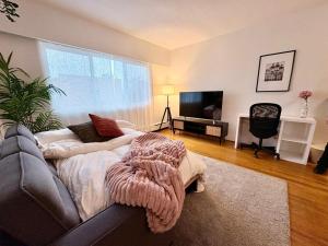 Kitsilano Beach Retreat Just 10 Min Walk to Sand