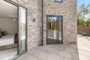 Awesome Wembley Apartment Sleeps 11