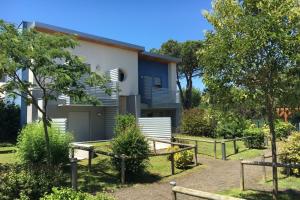 Relaxing ground-floor flat with patio near the sea