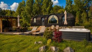 Friday Inn Igloo - Jacuzzi încălzit, Foișor cu încălzire infraroșu si videoproiector, Intimitate, Natură, Priveliște & Iaz - Escapadă romantică premium într-un tiny house unic în Romania - La doar o oră de București si 25 min de Sinaia