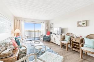 Charming Waterview Condo 6 min wlk to beach!