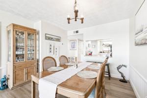 Charming Waterview Condo 6 min wlk to beach!