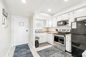 Charming Waterview Condo 6 min wlk to beach!