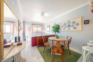 GuestReady - Vibrant flat w balcony