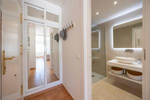 Apartamento vacacional con vistas al mar y la montaña cerca de Burriana playa en Nerja