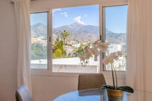Apartamento vacacional con vistas al mar y la montaña cerca de Burriana playa en Nerja