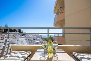 Apartamento vacacional con vistas al mar y la montaña cerca de Burriana playa en Nerja