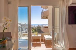 Apartamento vacacional con vistas al mar y la montaña cerca de Burriana playa en Nerja