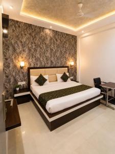 Hotel Boston Rooms by SOT - Affordable Stay near Taj #Parking #Ac #2 min drive to Taj