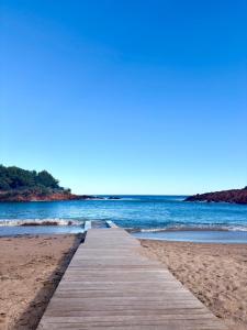 Appart T2 neuf le Dramont terrasse et plage à pied