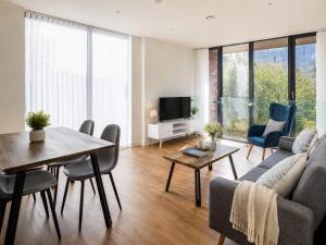 Stylish 3-Bed Apartment near Victoria