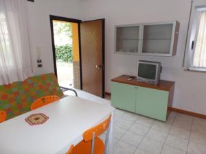 Family vacation home with porch in Bibione