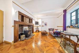 Belmont Deco Noir Ground Suite Pets Welcome