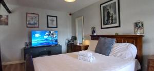 Cozy 1BDR APT with Private Balcony Near City