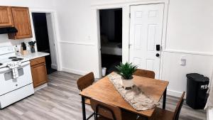 Bachi - Cozy 3BR Apt with Parking, Desk & Fast WiFi near Yale, Quinnipiac, SCSU & Hospitals
