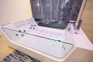 Column Luxury Suite with jacuzzi