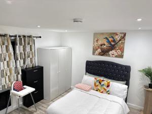 Stylish Serene Apartments Near O2 & Central London with Free Parking & Baby Cot