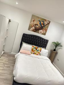 Stylish Serene Apartments Near O2 & Central London with Free Parking & Baby Cot