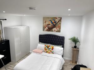 Stylish Serene Apartments Near O2 & Central London with Free Parking & Baby Cot