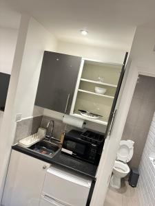 Stylish Serene Apartments Near O2 & Central London with Free Parking & Baby Cot