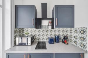 Bright Studio Stay Near Barons Court Tube Station