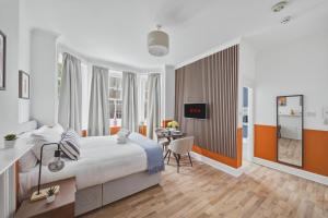 Bright Studio Stay Near Barons Court Tube Station