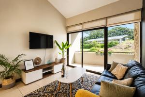 CR MARIPOSA RENTALS Comfortable penthouse, AC, pool, gym, tennis