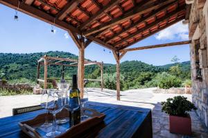 Olive Hill Familly House
