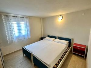 Sea view flat with a furnished outdoor space
