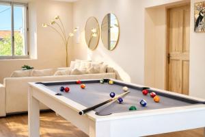 Villa Prestige - Maison d Hôtes avec Piscine, Billard et Parking Privé - Centre 5 min - Proche A7-A9