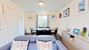 Paws and Relax - Part of the The Bay Filey Holiday Village with pool, gym and direct beach access, pub, restaurant, tennis and meadows walks