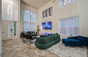 5BD3BA Stylish Home w Game Room, Backyard, Pool