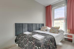 Mostek 2101 - Pink & Gray by Grand Apartments