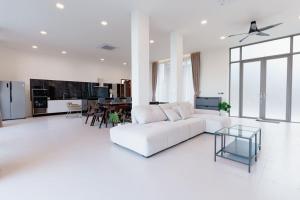 Villa Solaya - 3BR central located seaview villa