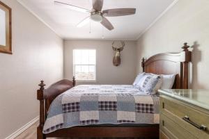 Pet Friendly New Braunfels Retreat Near Guadalupe River and Gruene With King Bed and Great WiFi