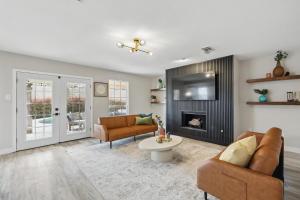 4-BD 2-BA Tropical Pool Oasis with a Game Room