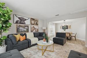 4-BD 2-BA Tropical Pool Oasis with a Game Room
