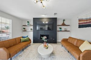 4-BD 2-BA Tropical Pool Oasis with a Game Room