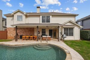 4-BD 2-BA Tropical Pool Oasis with a Game Room