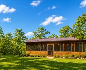 Deep Woods Cabin 2BD 1BA Grill, Firepit, Private Forest, Pet Friendly 4PP