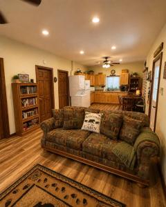 Deep Woods Cabin 2BD 1BA Grill, Firepit, Private Forest, Pet Friendly 4PP