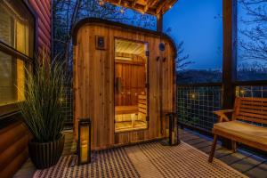 Couples Escape-Sauna-Theater-Hot Tub-Firepit-Views