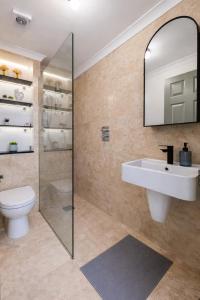 Triplex l Sleeps 8 l 3B-2 Toilets l Central London
