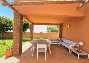 chalet Junto a la playa con piscina privada, La Breña
