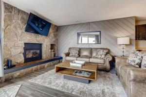 Lake Dillon! Amphitheatre, Walk to Lake, Pool & Hot Tub