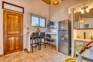 Beachfront Studio - King Bed - Fast WiFi - AC