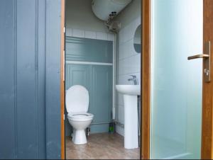 RiverView Cozy Cabins in Jurmala with fishing opportunity
