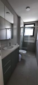Apartamento novo e espaçoso a 50 m da praia de Jurere Tradicional