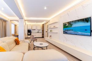 Panoramic Sea View White Titanic Apartment with Underground Parking