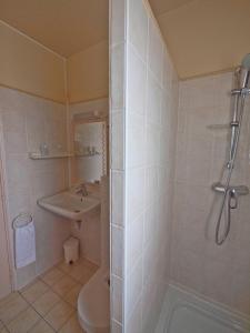 Hotels Hotel Les Oliviers : Chambre Double ou Lits Jumeaux avec Douche